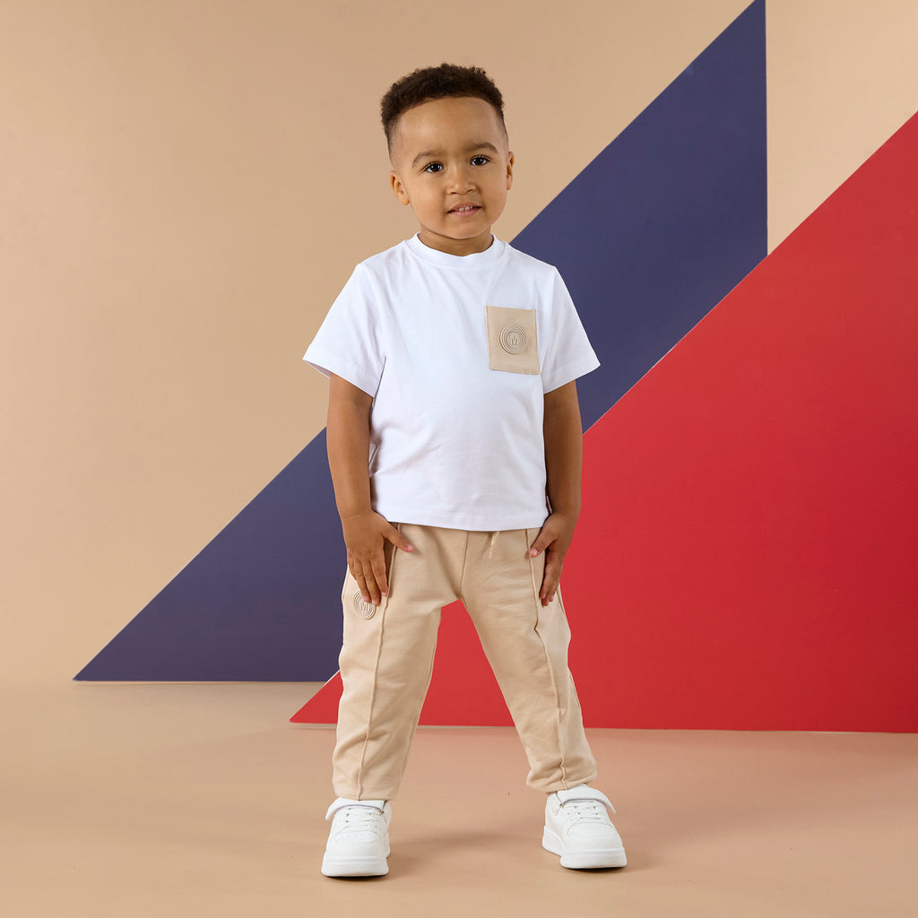 T-shirt Patrick jongens gedragen model wit pocket detail Mitch&Son