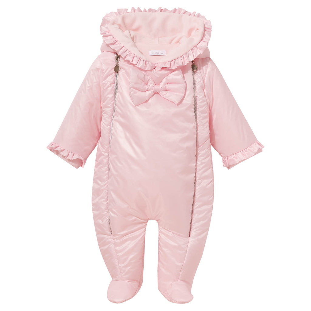 Roze baby snowsuit met ruches capuchon, strik detail, gouden ritsen en voetjes – PUFFY Sofija