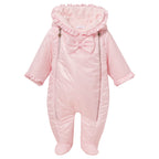 Roze baby snowsuit met ruches capuchon, strik detail, gouden ritsen en voetjes – PUFFY Sofija
